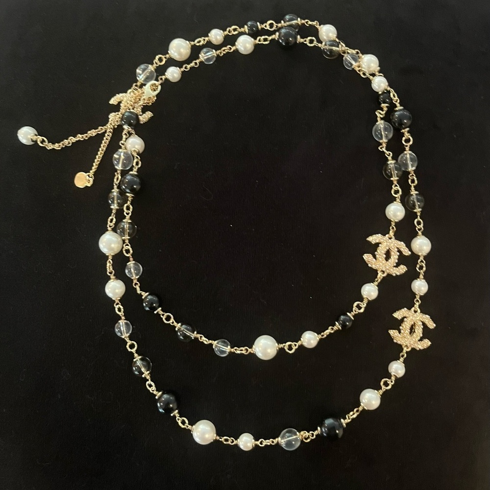 Chanel necklace with interlocking pearl CC’s, gold, pearls, black & clear beads